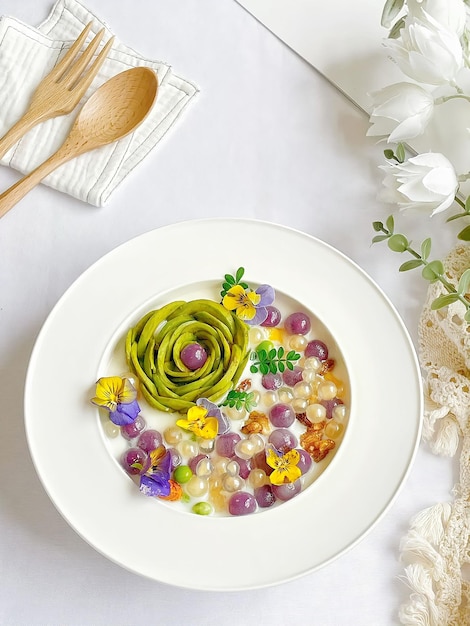 Kolorowy talerz z potrawą